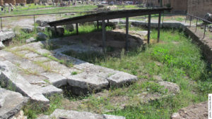 I resti del "Lacus Curtius" nel Parco dei Fori