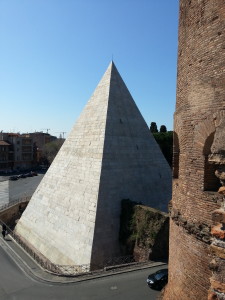 Piramide vista dal camminamento Porta S. Paolo