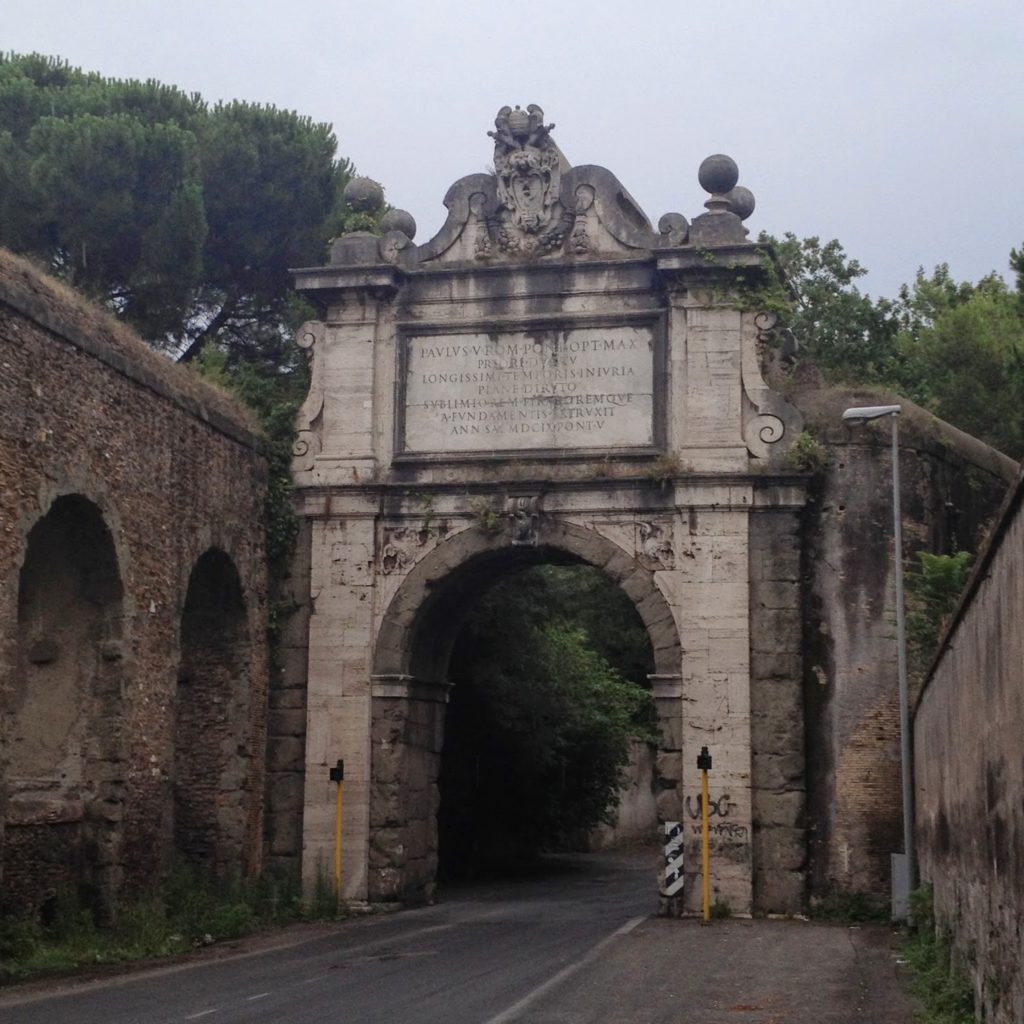 L'Arco Paolo e parte dell'acquedotto ricostruito sui resti del Traiano per il Fontanone del Gianicolo