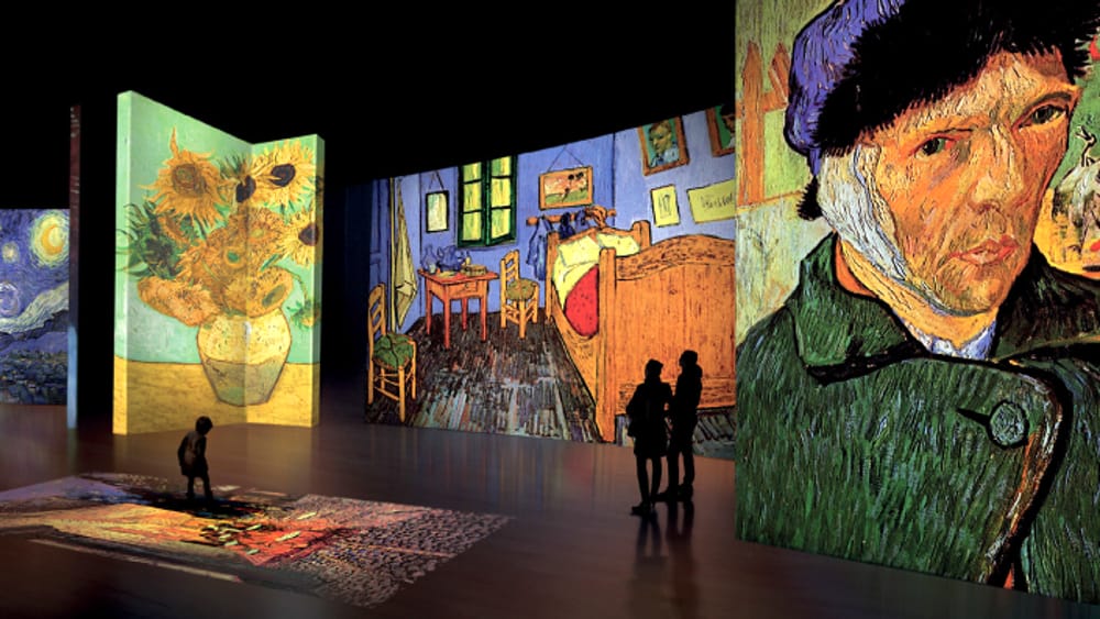 VAN GOGH ALIVE- THE EXPERIENCE FESTEGGIA LE DONNE CON UN GIRASOLE