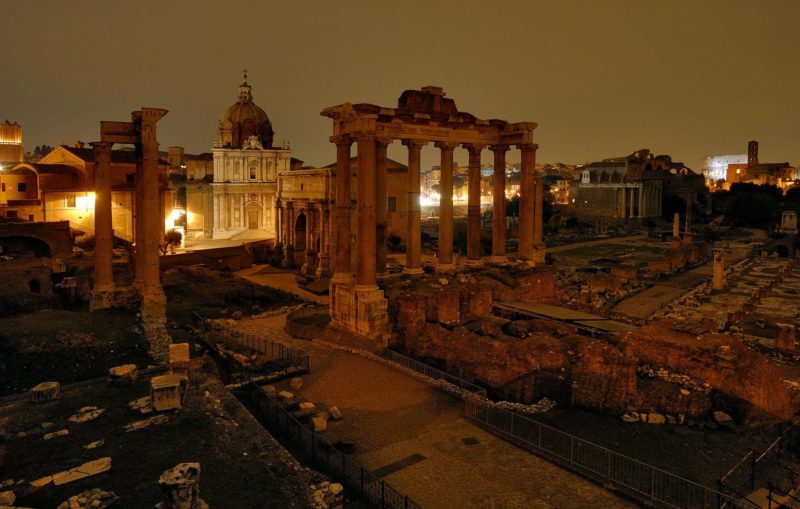 Passeggiata serale ai Fori Imperiali, tra magnifiche rovine e luci suggestive