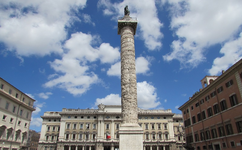 Passeggiata serale tra le vie del Campo Marzio, il rione della falce di luna